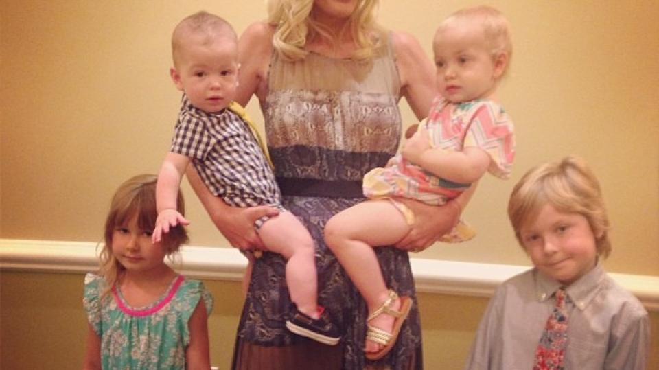 Tori Spelling se svými čtyřmi ratolestmi